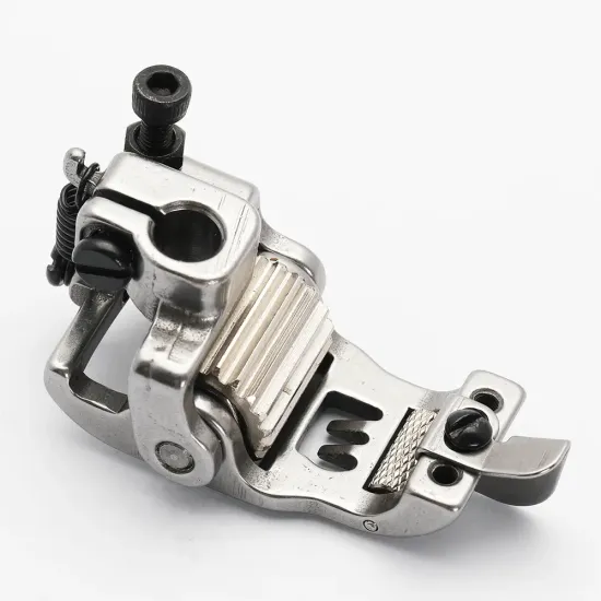 Piciorus presor cu rola dintata de metal si ghidaj reglabil pentru masini industriale tip uberdeck de cusut acoperire cu 3 ace, distanta intre ace 6,4mm