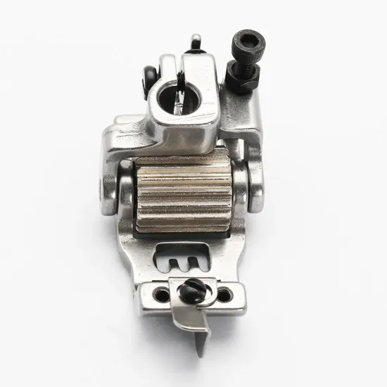 Piciorus presor cu rola dintata de metal si ghidaj reglabil pentru masini industriale tip uberdeck de cusut acoperire cu 3 ace, distanta intre ace 6,4mm
