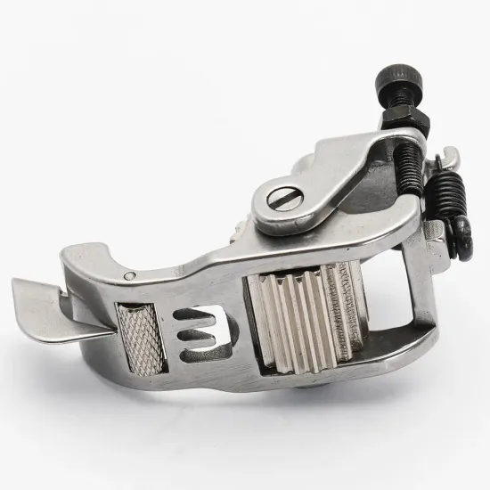 Piciorus presor cu rola dintata de metal si ghidaj reglabil pentru masini industriale tip uberdeck de cusut acoperire cu 3 ace, distanta intre ace 6,4mm