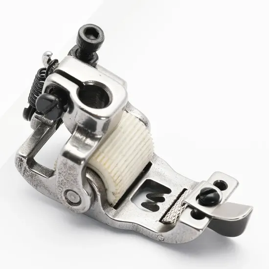 Piciorus presor cu rola dintata de teflon si ghidaj reglabil pentru masini industriale tip uberdeck de cusut acoperire cu 3 ace, distanta intre ace 5,6mm