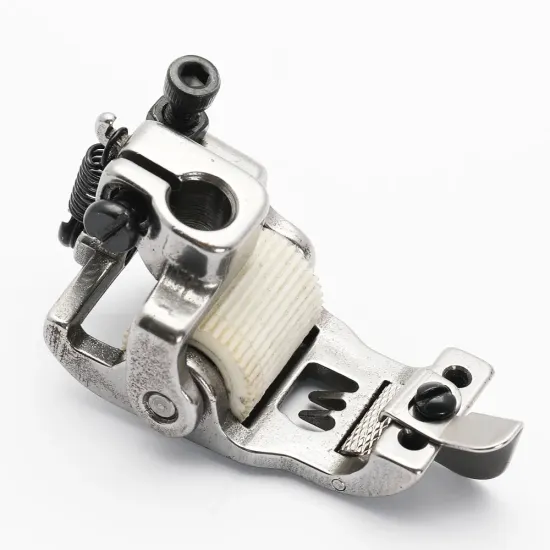 Piciorus presor cu rola dintata de teflon si ghidaj reglabil pentru masini industriale tip uberdeck de cusut acoperire cu 3 ace, distanta intre ace 5,6mm