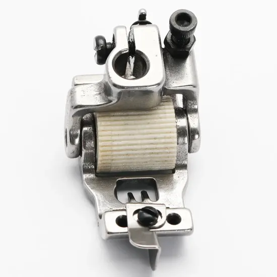 Piciorus presor cu rola dintata de teflon si ghidaj reglabil pentru masini industriale tip uberdeck de cusut acoperire cu 3 ace, distanta intre ace 5,6mm