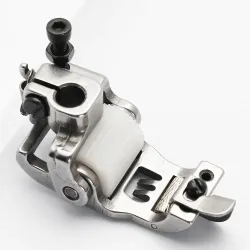 Piciorus presor cu rola dintata de teflon si ghidaj reglabil pentru masini industriale tip uberdeck de cusut acoperire cu 3 ace, distanta intre ace 6,4mm