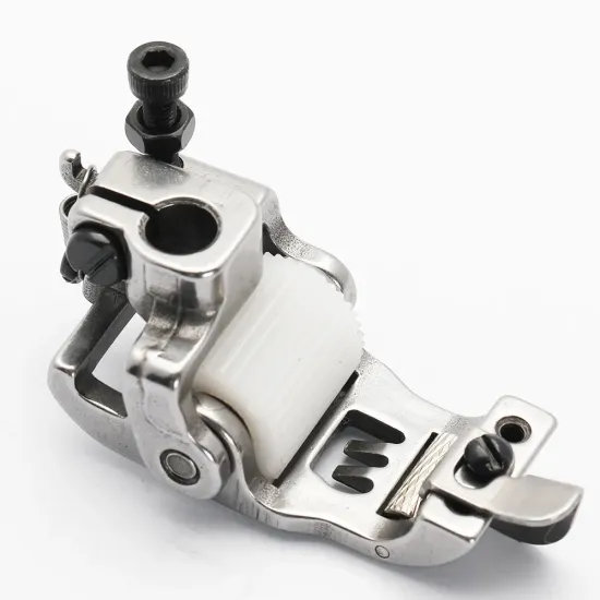 Piciorus presor cu rola dintata de teflon si ghidaj reglabil pentru masini industriale tip uberdeck de cusut acoperire cu 3 ace, distanta intre ace 6,4mm