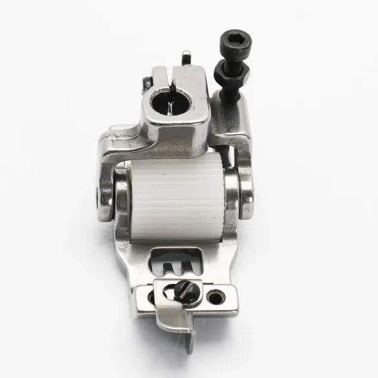 Piciorus presor cu rola dintata de teflon si ghidaj reglabil pentru masini industriale tip uberdeck de cusut acoperire cu 3 ace, distanta intre ace 6,4mm