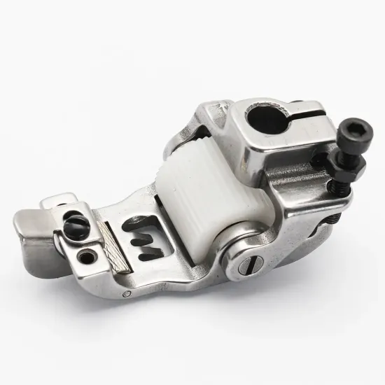 Piciorus presor cu rola dintata de teflon si ghidaj reglabil pentru masini industriale tip uberdeck de cusut acoperire cu 3 ace, distanta intre ace 6,4mm