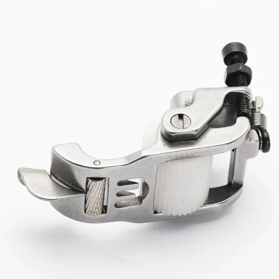 Piciorus presor cu rola dintata de teflon si ghidaj reglabil pentru masini industriale tip uberdeck de cusut acoperire cu 3 ace, distanta intre ace 6,4mm