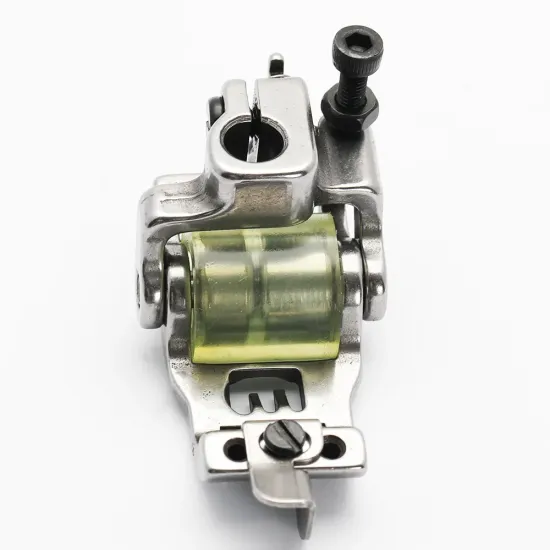 Piciorus presor cu rola de silicon si ghidaj reglabil pentru masini industriale tip uberdeck de cusut acoperire cu 3 ace, distanta intre ace 5,6mm