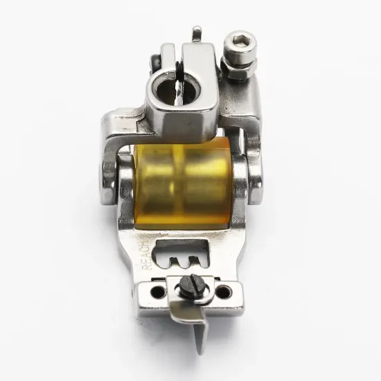 Piciorus presor cu rola de silicon si ghidaj reglabil pentru masini industriale tip uberdeck de cusut acoperire cu 3 ace, distanta intre ace 6,4mm