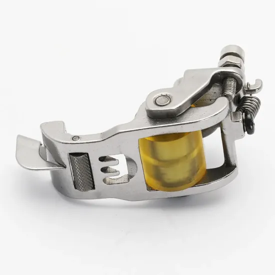 Piciorus presor cu rola de silicon si ghidaj reglabil pentru masini industriale tip uberdeck de cusut acoperire cu 3 ace, distanta intre ace 6,4mm