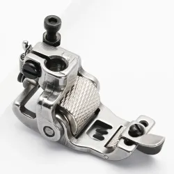 Piciorus presor cu rola zimtata de metal si ghidaj reglabil pentru masini industriale tip uberdeck de cusut acoperire cu 3 ace, distanta intre ace 5,6mm