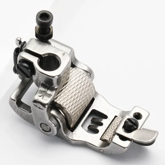 Piciorus presor cu rola zimtata de metal si ghidaj reglabil pentru masini industriale tip uberdeck de cusut acoperire cu 3 ace, distanta intre ace 6,4mm