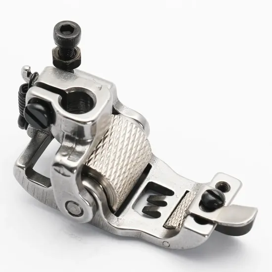 Piciorus presor cu rola zimtata de metal si ghidaj reglabil pentru masini industriale tip uberdeck de cusut acoperire cu 3 ace, distanta intre ace 6,4mm
