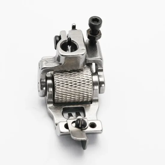 Piciorus presor cu rola zimtata de metal si ghidaj reglabil pentru masini industriale tip uberdeck de cusut acoperire cu 3 ace, distanta intre ace 6,4mm