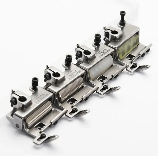 Piciorus presor cu rola dintata de metal si ghidaj reglabil pentru masini industriale tip uberdeck de cusut acoperire cu 3 ace si 5 fire, distanta intre ace 5,6mm