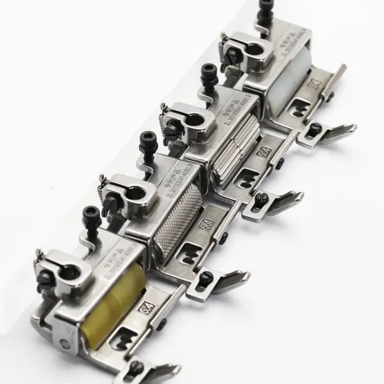 Piciorus presor cu rola zimtata de metal si ghidaj reglabil pentru masini industriale tip uberdeck de cusut acoperire cu 3 ace si 5 fire, distanta intre ace 6,4mm