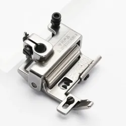 Piciorus presor cu rola dintata de metal si ghidaj reglabil pentru masini industriale tip uberdeck de cusut acoperire cu 3 ace si 5 fire, distanta intre ace 5,6mm