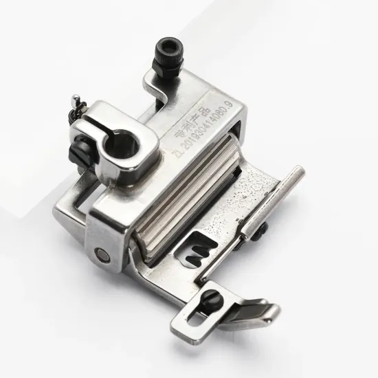 Piciorus presor cu rola dintata de metal si ghidaj reglabil pentru masini industriale tip uberdeck de cusut acoperire cu 3 ace si 5 fire, distanta intre ace 5,6mm