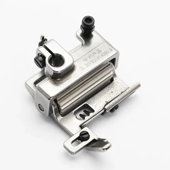 Piciorus presor cu rola dintata de metal si ghidaj reglabil pentru masini industriale tip uberdeck de cusut acoperire cu 3 ace si 5 fire, distanta intre ace 5,6mm