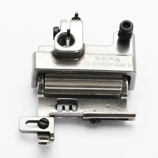 Piciorus presor cu rola dintata de metal si ghidaj reglabil pentru masini industriale tip uberdeck de cusut acoperire cu 3 ace si 5 fire, distanta intre ace 5,6mm