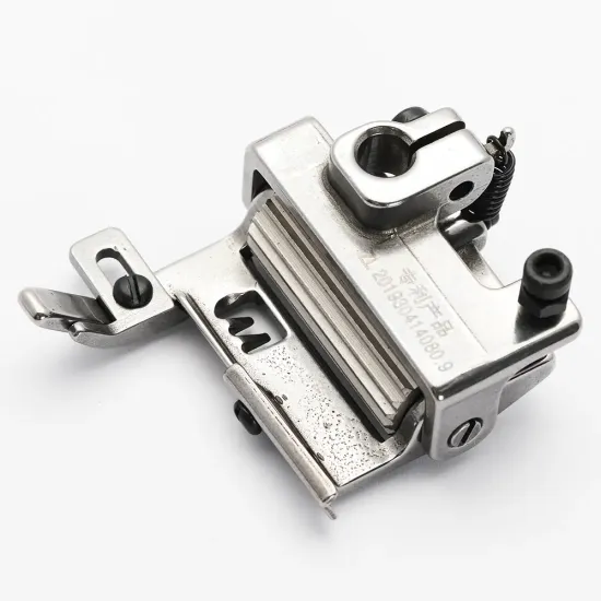 Piciorus presor cu rola dintata de metal si ghidaj reglabil pentru masini industriale tip uberdeck de cusut acoperire cu 3 ace si 5 fire, distanta intre ace 5,6mm