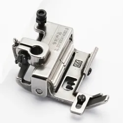 Piciorus presor cu rola dintata de metal si ghidaj reglabil pentru masini industriale tip uberdeck de cusut acoperire cu 3 ace si 5 fire, distanta intre ace 6,4mm