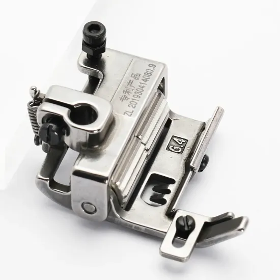 Piciorus presor cu rola dintata de metal si ghidaj reglabil pentru masini industriale tip uberdeck de cusut acoperire cu 3 ace si 5 fire, distanta intre ace 6,4mm