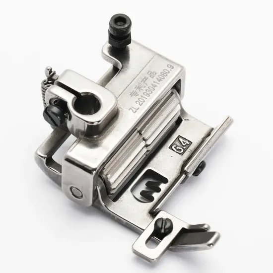 Piciorus presor cu rola dintata de metal si ghidaj reglabil pentru masini industriale tip uberdeck de cusut acoperire cu 3 ace si 5 fire, distanta intre ace 6,4mm