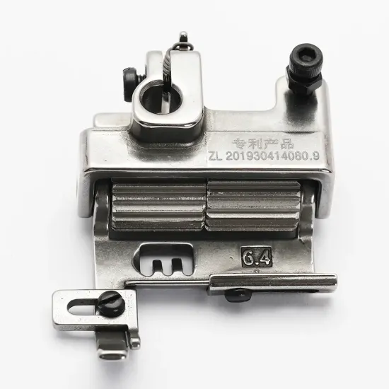 Piciorus presor cu rola dintata de metal si ghidaj reglabil pentru masini industriale tip uberdeck de cusut acoperire cu 3 ace si 5 fire, distanta intre ace 6,4mm