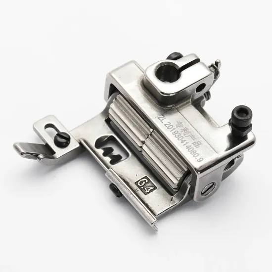 Piciorus presor cu rola dintata de metal si ghidaj reglabil pentru masini industriale tip uberdeck de cusut acoperire cu 3 ace si 5 fire, distanta intre ace 6,4mm