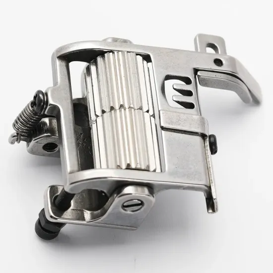Piciorus presor cu rola dintata de metal si ghidaj reglabil pentru masini industriale tip uberdeck de cusut acoperire cu 3 ace si 5 fire, distanta intre ace 6,4mm
