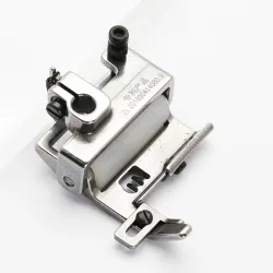 Piciorus presor cu rola dintata de teflon si ghidaj reglabil pentru masini industriale tip uberdeck de cusut acoperire cu 3 ace si 5 fire, distanta intre ace 5,6mm