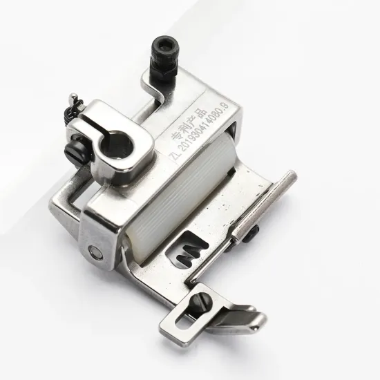 Piciorus presor cu rola dintata de teflon si ghidaj reglabil pentru masini industriale tip uberdeck de cusut acoperire cu 3 ace si 5 fire, distanta intre ace 5,6mm