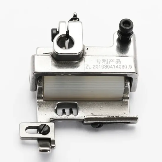Piciorus presor cu rola dintata de teflon si ghidaj reglabil pentru masini industriale tip uberdeck de cusut acoperire cu 3 ace si 5 fire, distanta intre ace 5,6mm