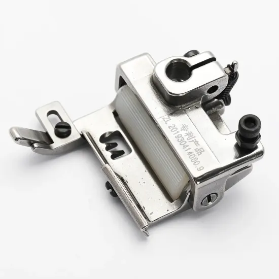 Piciorus presor cu rola dintata de teflon si ghidaj reglabil pentru masini industriale tip uberdeck de cusut acoperire cu 3 ace si 5 fire, distanta intre ace 5,6mm