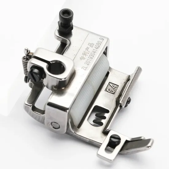 Piciorus presor cu rola dintata de teflon si ghidaj reglabil pentru masini industriale tip uberdeck de cusut acoperire cu 3 ace si 5 fire, distanta intre ace 6,4mm