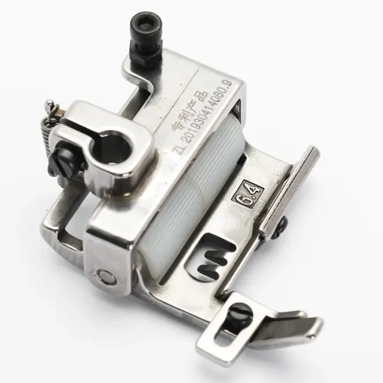 Piciorus presor cu rola dintata de teflon si ghidaj reglabil pentru masini industriale tip uberdeck de cusut acoperire cu 3 ace si 5 fire, distanta intre ace 6,4mm