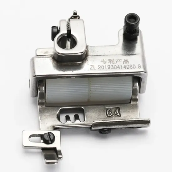 Piciorus presor cu rola dintata de teflon si ghidaj reglabil pentru masini industriale tip uberdeck de cusut acoperire cu 3 ace si 5 fire, distanta intre ace 6,4mm