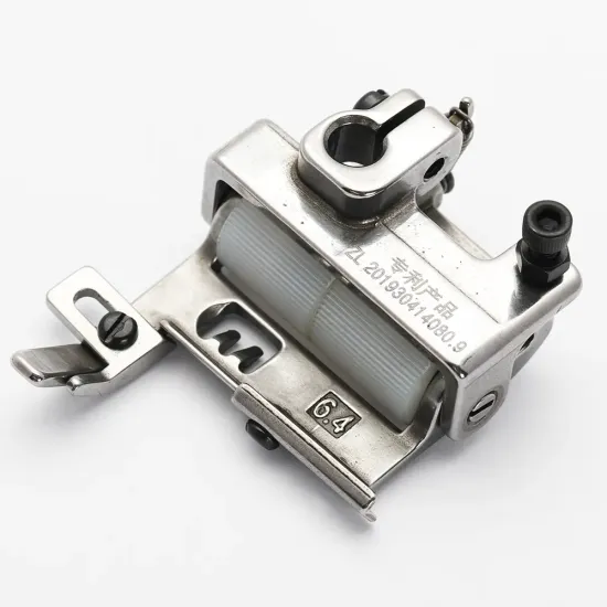 Piciorus presor cu rola dintata de teflon si ghidaj reglabil pentru masini industriale tip uberdeck de cusut acoperire cu 3 ace si 5 fire, distanta intre ace 6,4mm