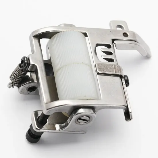 Piciorus presor cu rola dintata de teflon si ghidaj reglabil pentru masini industriale tip uberdeck de cusut acoperire cu 3 ace si 5 fire, distanta intre ace 6,4mm