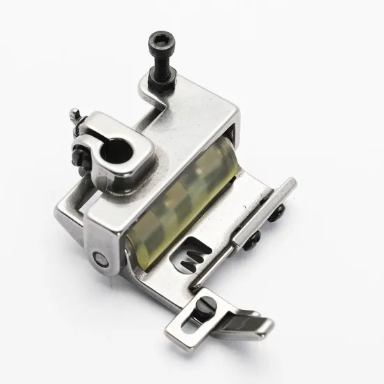 Piciorus presor cu rola de silicon si ghidaj reglabil pentru masini industriale tip uberdeck de cusut acoperire cu 3 ace si 5 fire, distanta intre ace 5,6mm