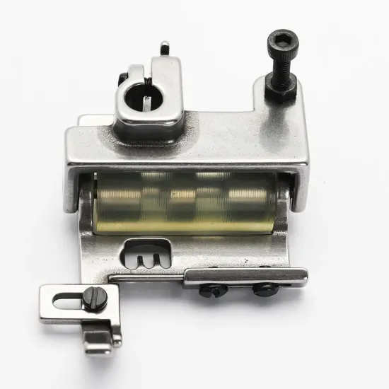 Piciorus presor cu rola de silicon si ghidaj reglabil pentru masini industriale tip uberdeck de cusut acoperire cu 3 ace si 5 fire, distanta intre ace 5,6mm