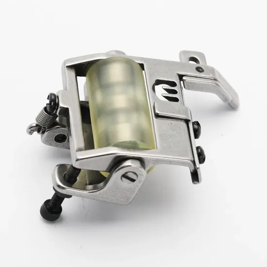 Piciorus presor cu rola de silicon si ghidaj reglabil pentru masini industriale tip uberdeck de cusut acoperire cu 3 ace si 5 fire, distanta intre ace 5,6mm