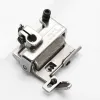 Piciorus presor cu rola zimtata de metal si ghidaj reglabil pentru masini industriale tip uberdeck de cusut acoperire cu 3 ace si 5 fire, distanta intre ace 5,6mm
