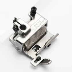 Piciorus presor cu rola zimtata de metal si ghidaj reglabil pentru masini industriale tip uberdeck de cusut acoperire cu 3 ace si 5 fire, distanta intre ace 5,6mm