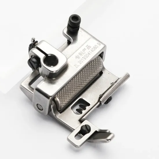 Piciorus presor cu rola zimtata de metal si ghidaj reglabil pentru masini industriale tip uberdeck de cusut acoperire cu 3 ace si 5 fire, distanta intre ace 5,6mm