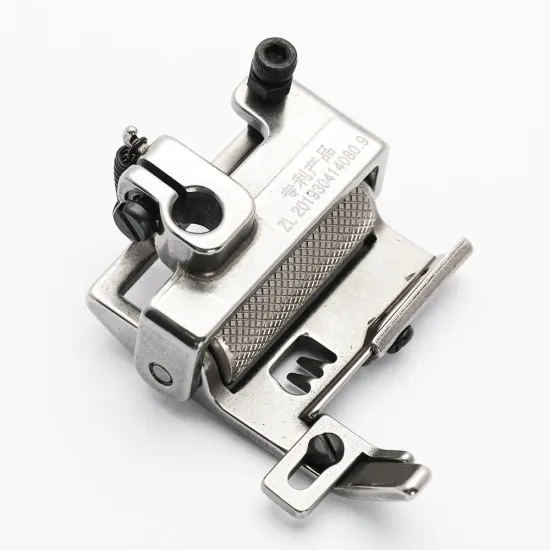 Piciorus presor cu rola zimtata de metal si ghidaj reglabil pentru masini industriale tip uberdeck de cusut acoperire cu 3 ace si 5 fire, distanta intre ace 5,6mm