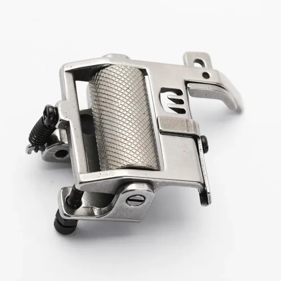 Piciorus presor cu rola zimtata de metal si ghidaj reglabil pentru masini industriale tip uberdeck de cusut acoperire cu 3 ace si 5 fire, distanta intre ace 5,6mm