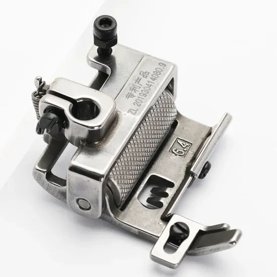 Piciorus presor cu rola zimtata de metal si ghidaj reglabil pentru masini industriale tip uberdeck de cusut acoperire cu 3 ace si 5 fire, distanta intre ace 6,4mm