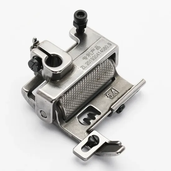 Piciorus presor cu rola zimtata de metal si ghidaj reglabil pentru masini industriale tip uberdeck de cusut acoperire cu 3 ace si 5 fire, distanta intre ace 6,4mm